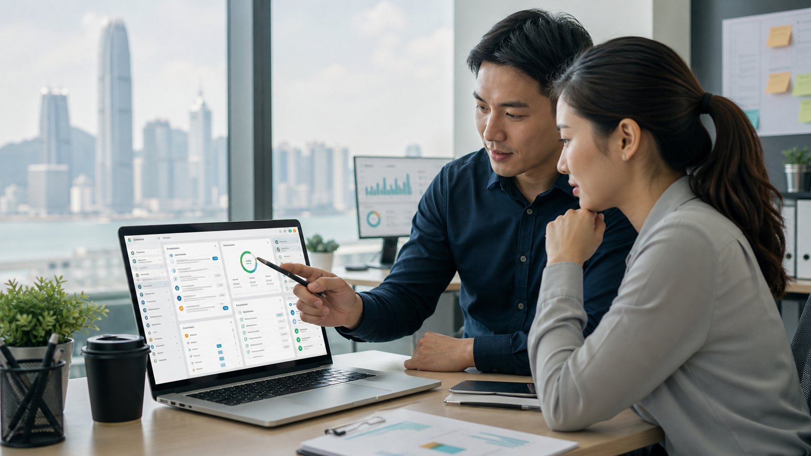 香港中小企團隊檢視 AI 客服質檢 dashboard、WhatsApp 查詢、CRM 任務和人工覆核流程